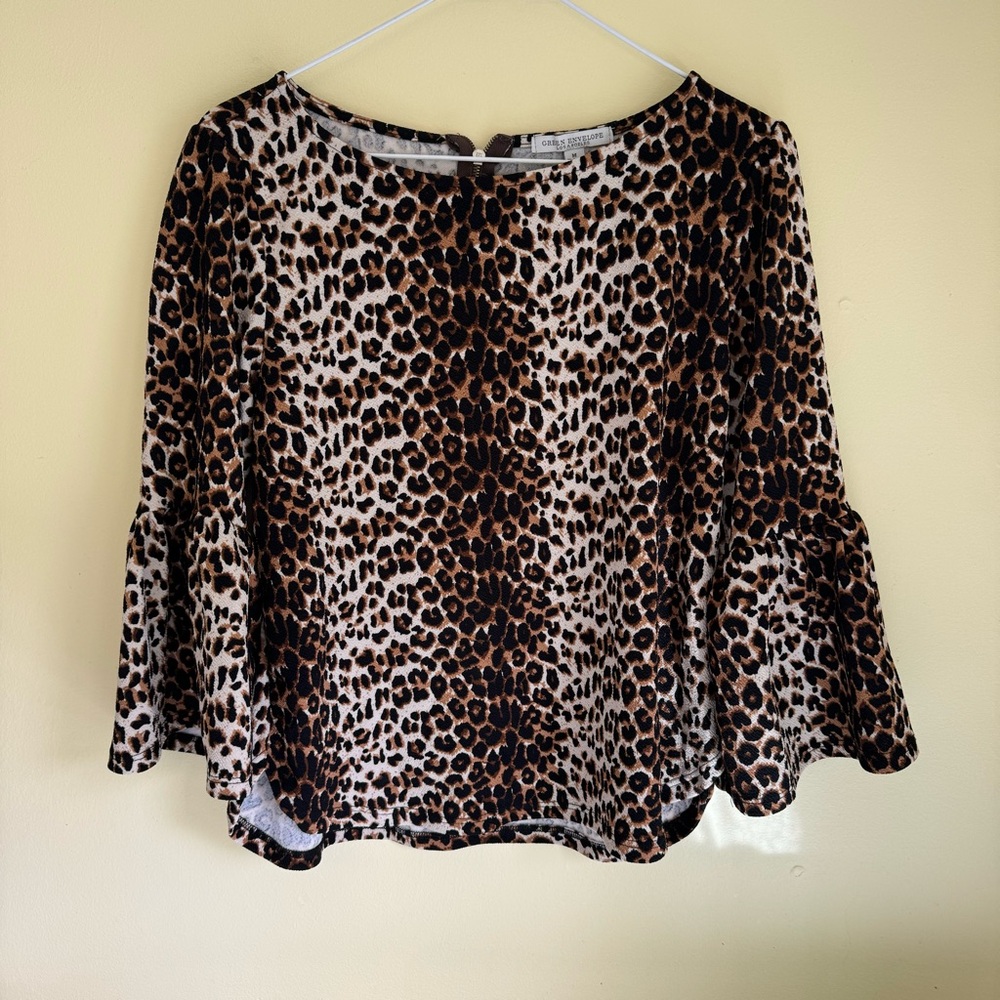 ❣️5 FOR $15!❣️ Green Envelope | Woman’s Bell sleeve Leopard Top
